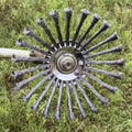 Cet ensemble de cinq pièces est conçu pour les besoins de tonte intensifs et comprend une tête de meule à fil de 10 pouces et quatre accessoires pratiques. La meule de coupe offre une coupe précise et efficace, enlevant rapidement les mauvaises herbes.